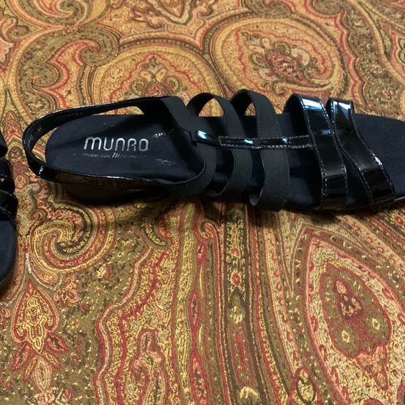 Munro women’s black strap sandals - Picture 2 of 3